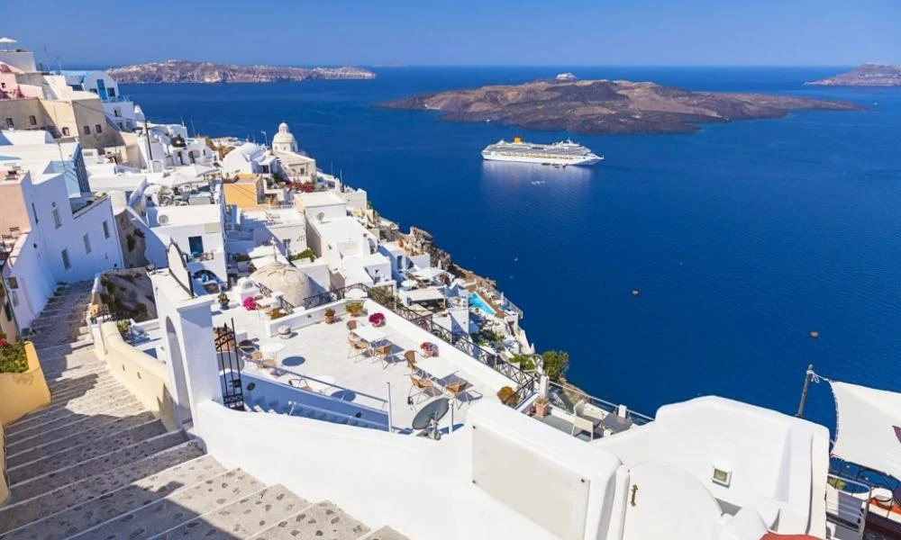 Σαντορίνη: Απειλήθηκαν οι τουρίστες για το ΙΧ – «Έσπασαν όλο το κάρτερ» λέει ο υπεύθυνος